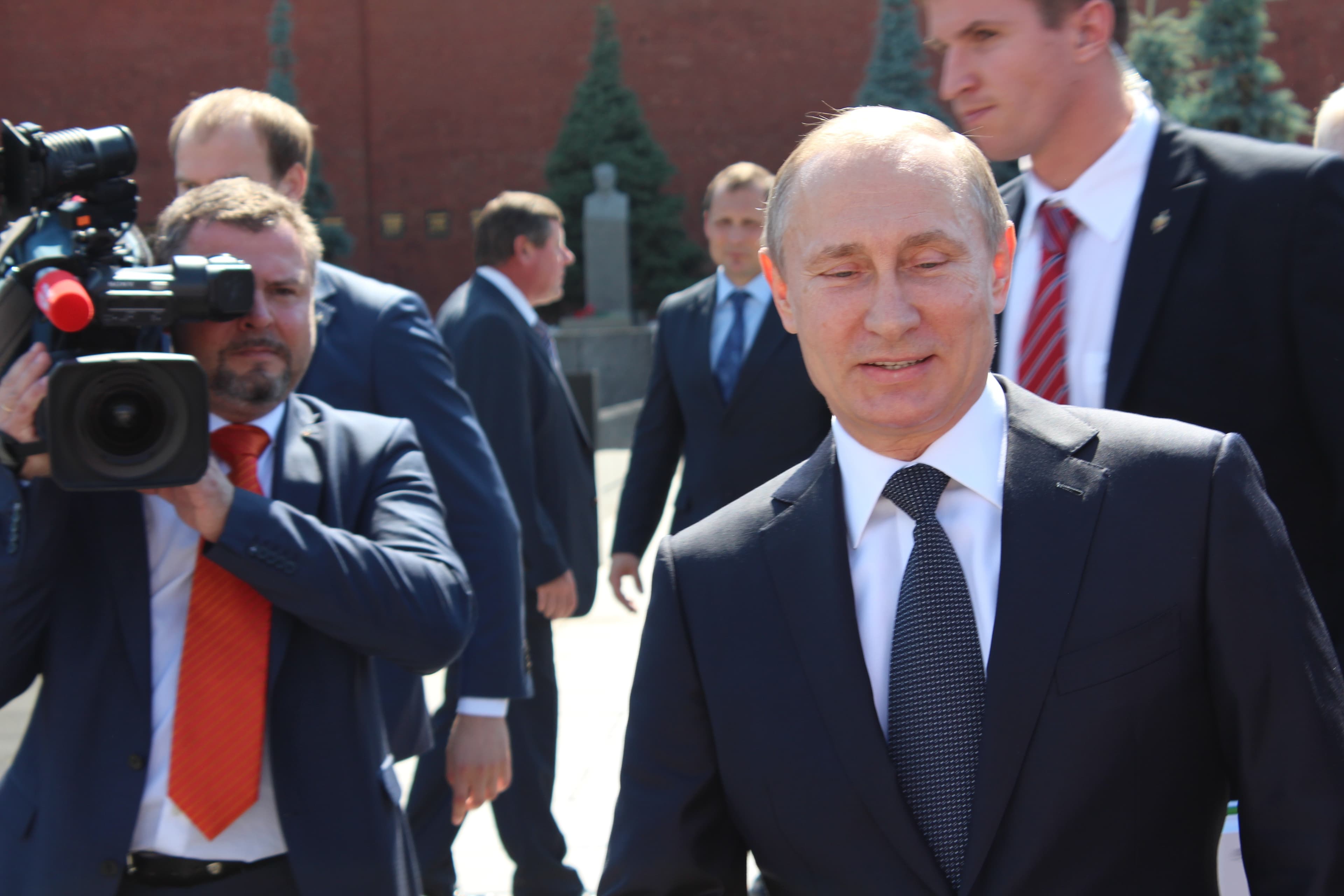 Armistițiu de Paște sub tensiune maximă în Ucraina: Putin anunță oprirea luptelor pentru 48 de ore. Reacția lui Zelenski