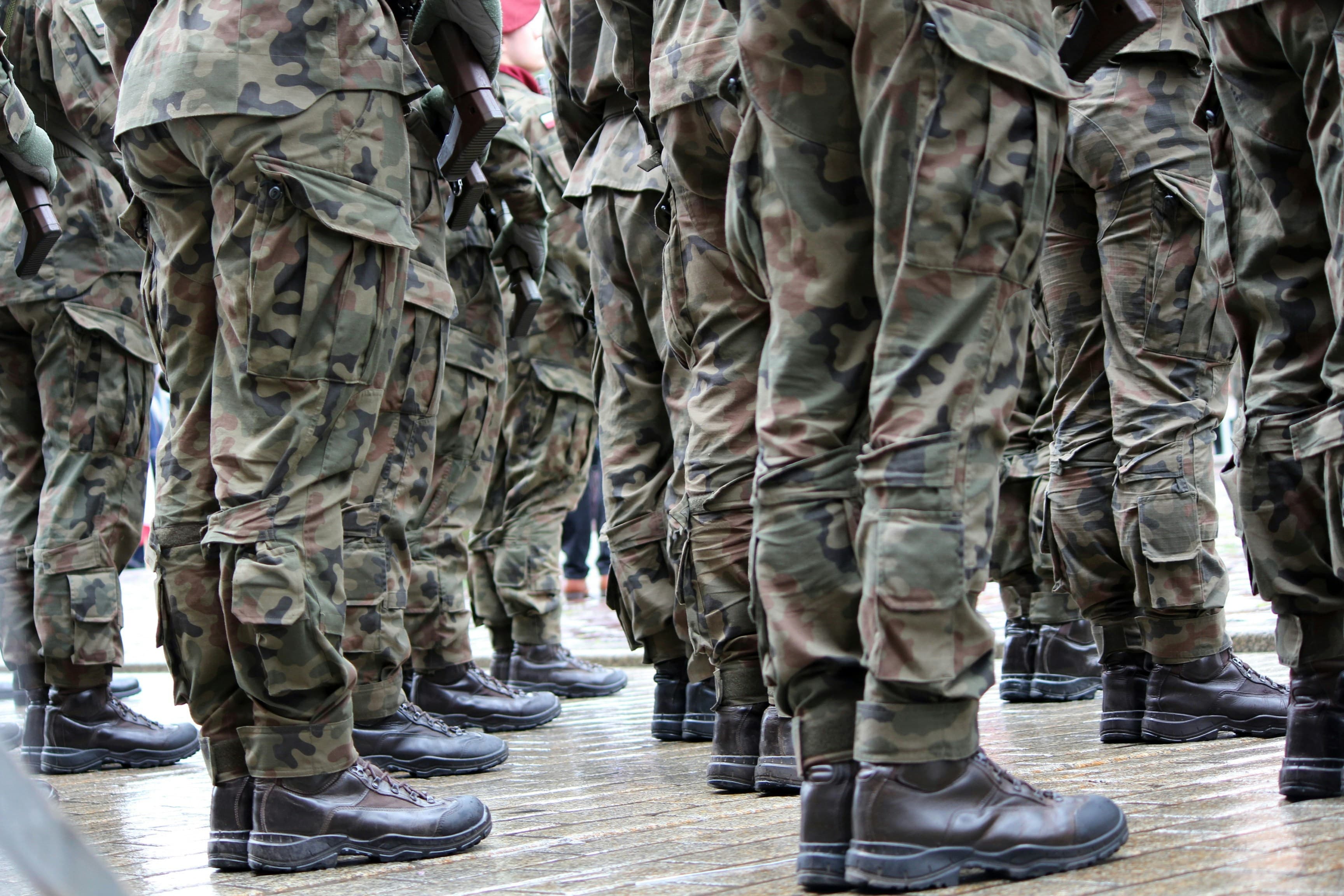 Recrutare masivă în Armata Română pentru programul de voluntariat: Tinerii vor trăi în cazarmă, vor face instrucție zilnic și vor primi 4.300 de lei lunar