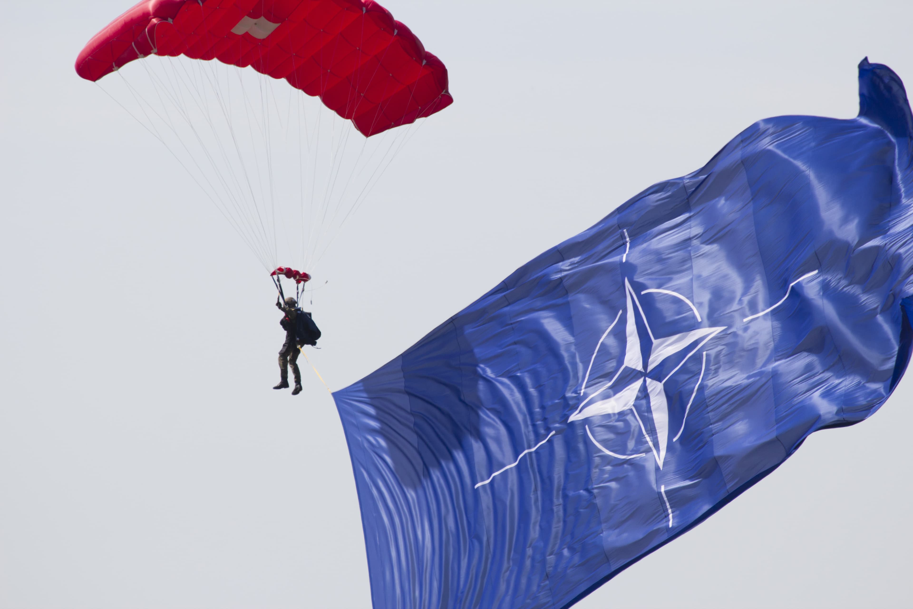 Trump amenință NATO cu tăierea finanțării și cere analiză totală a miliardelor cheltuite de SUA: Mesaj dur pentru aliații europeni în plină criză de securitate