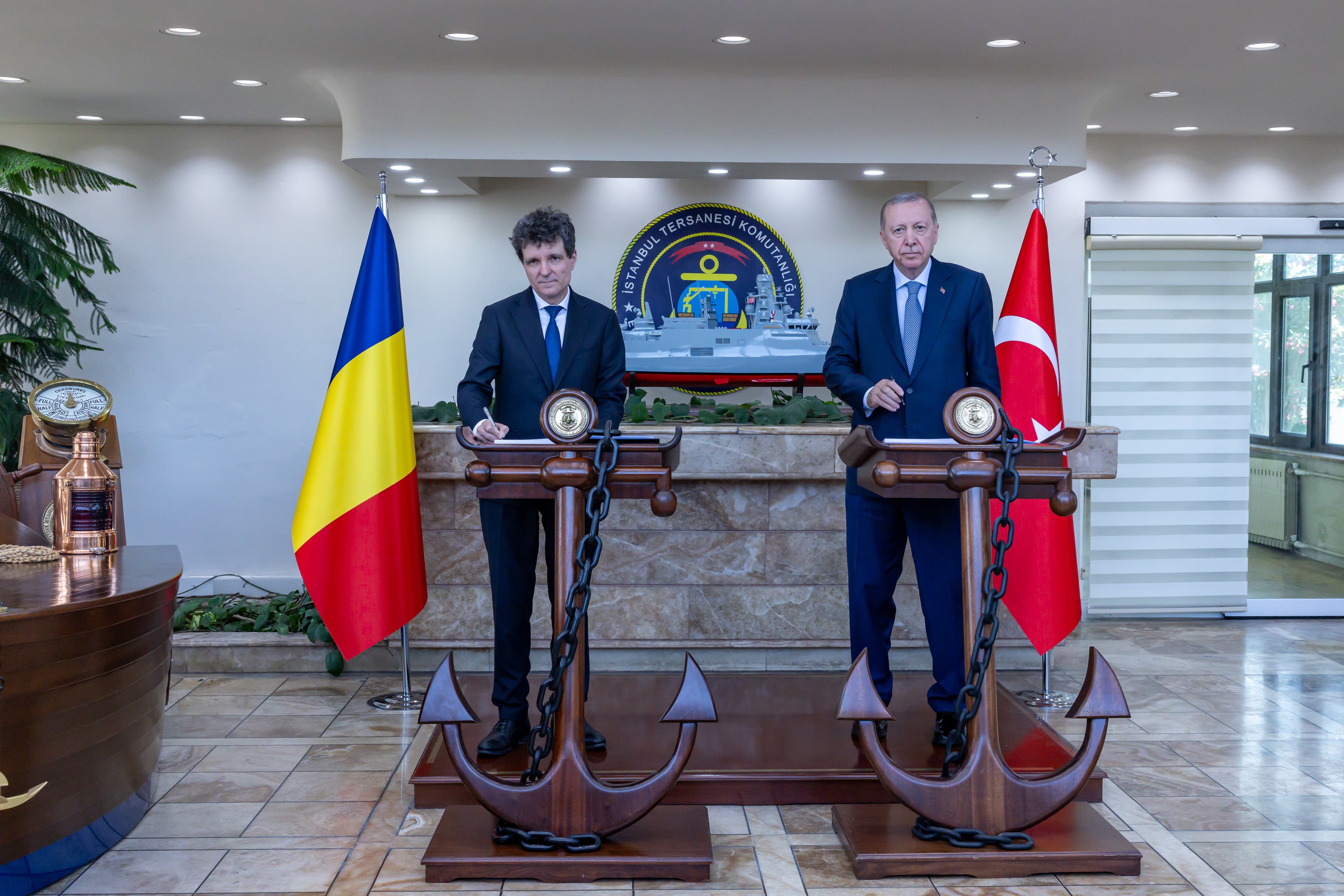Nicușor Dan și Recep Tayyip Erdogan au participat la ceremonia de intrare în serviciu a noii corvete a României. „Contraamiral August Roman” intră oficial în dotarea Forțelor Navale Române