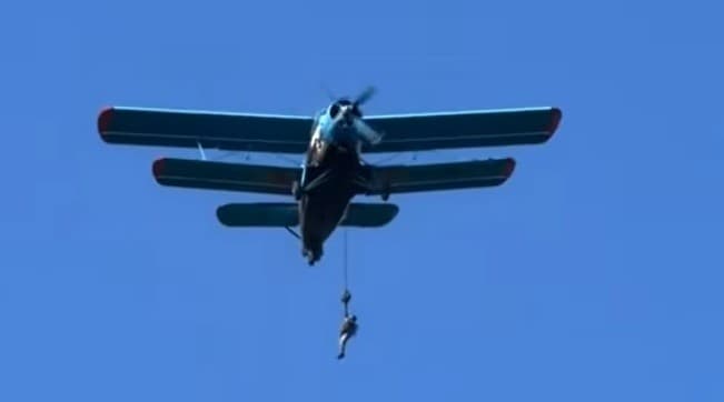 Incident la un exercițiu militar din Buzău. Un parașutist a rămas suspendat de un avion în zbor după ce a ratat saltul
